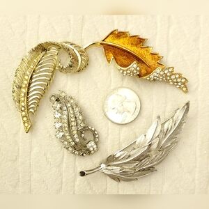 Lot of 4 vintage brooches